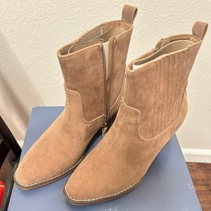Winter boots with memory foam insoles